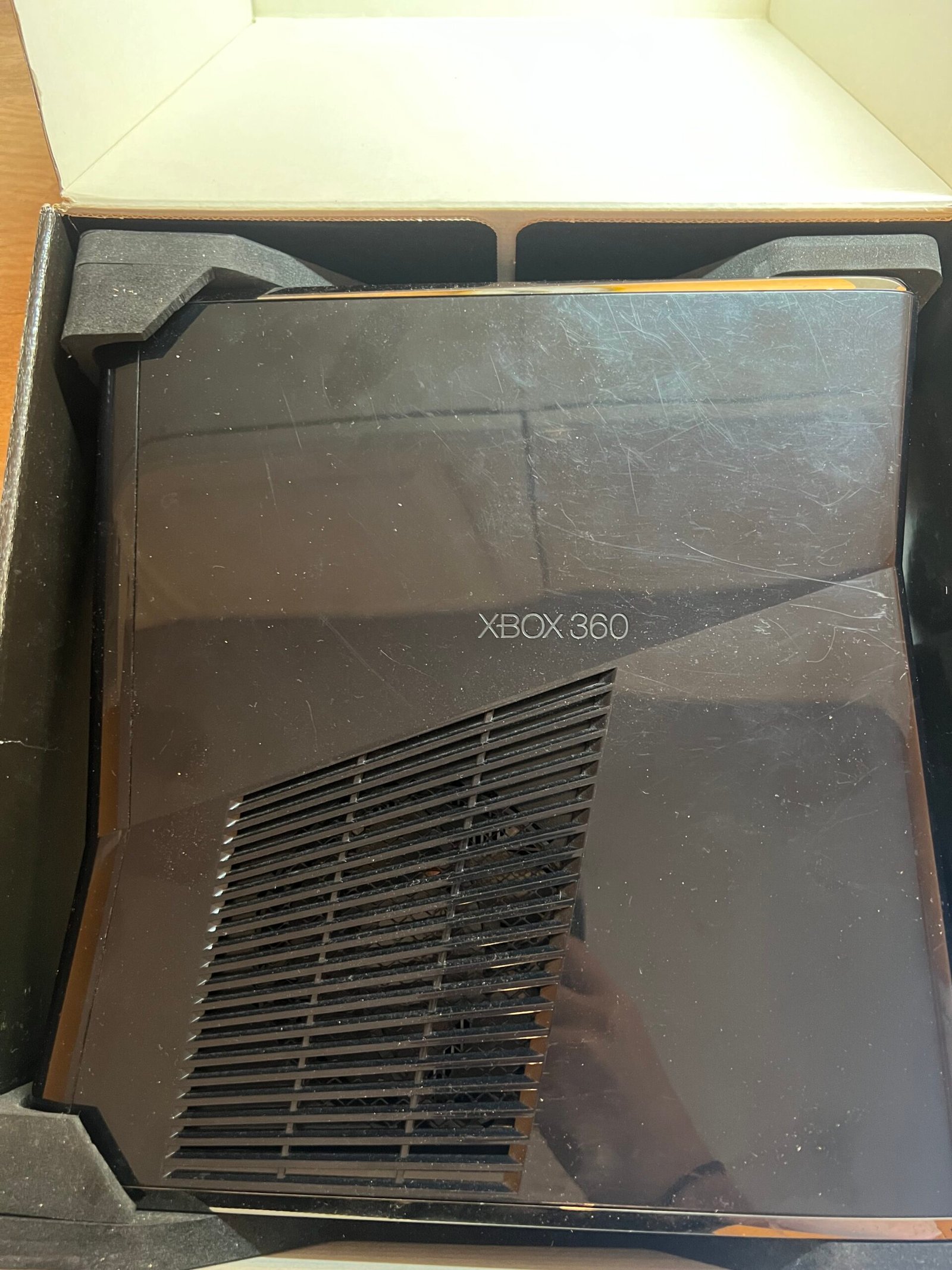 Xbox 360 Slim en boite – 4Go – Avec Câbles - avec cables et manette - – Image 4