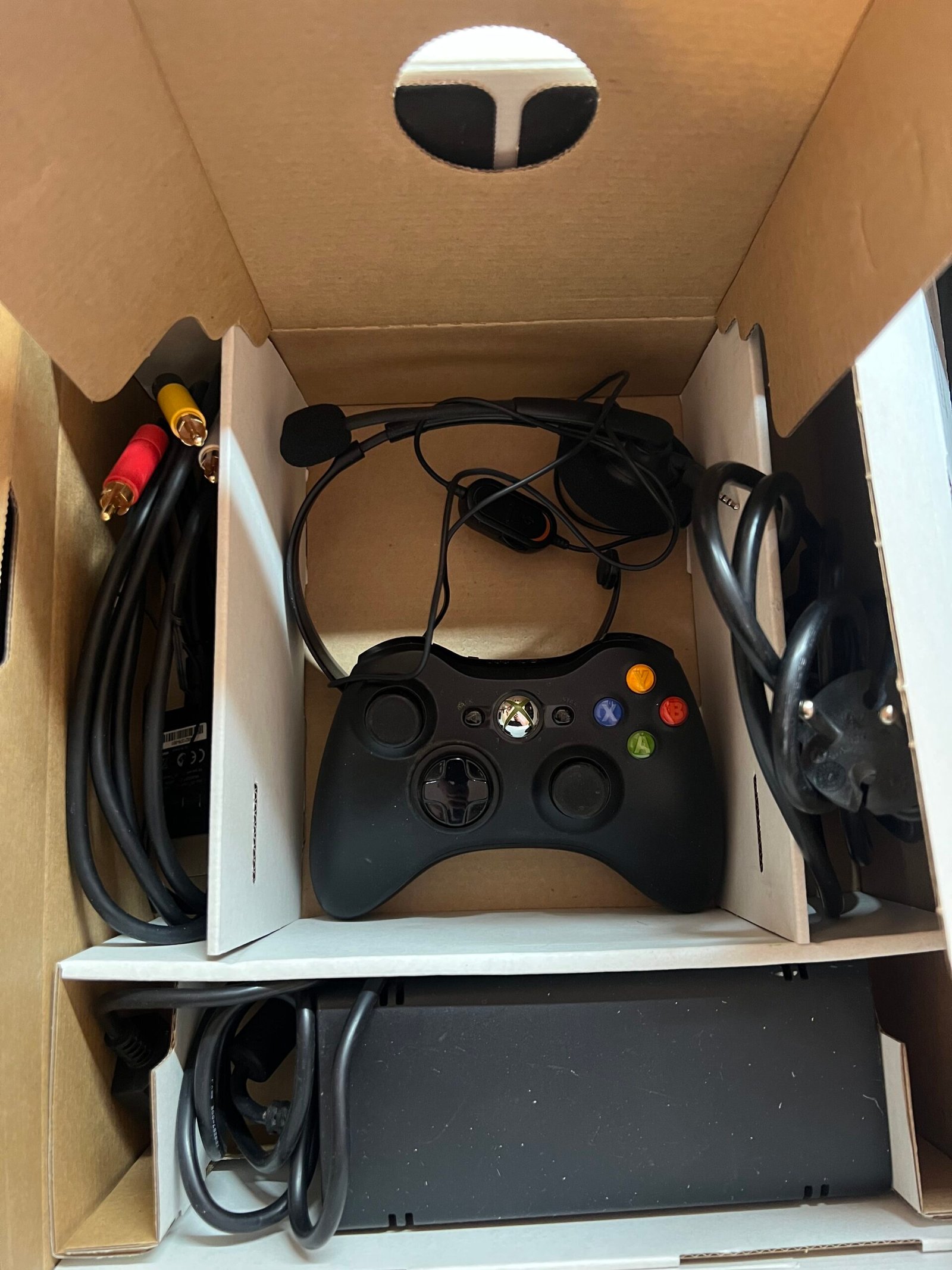 Xbox 360 Slim en boite – 4Go – Avec Câbles - avec cables et manette - – Image 10