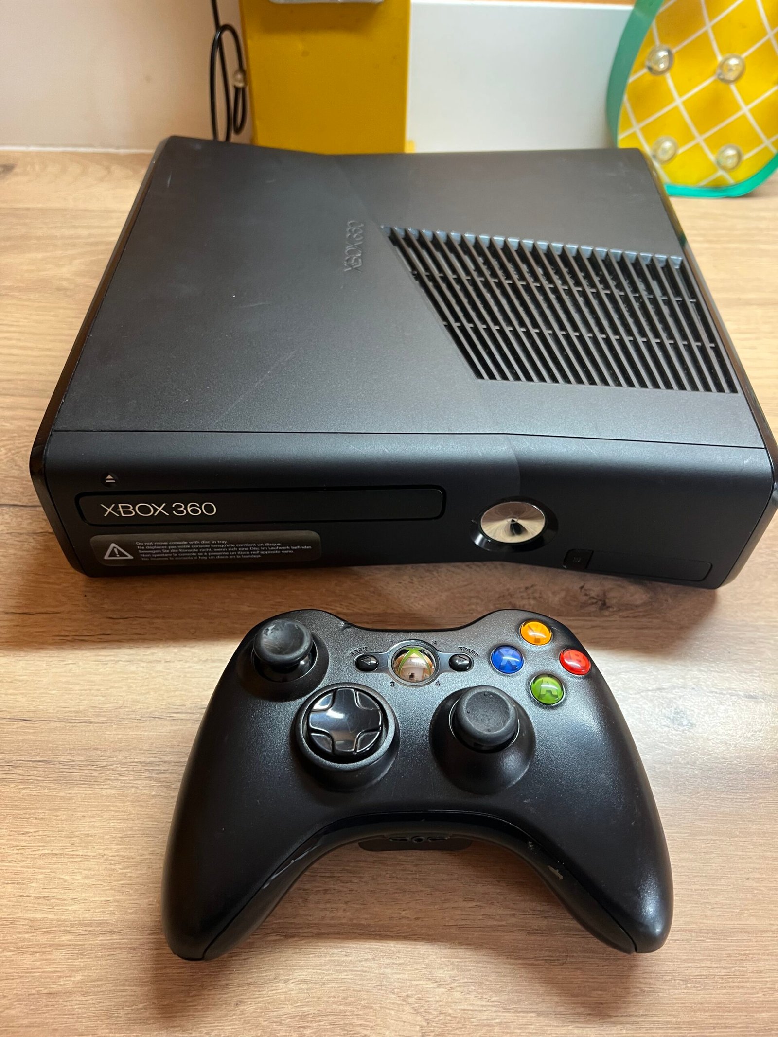 Xbox 360 SLIM – 4Go – Avec Câbles - avec cables et manette -