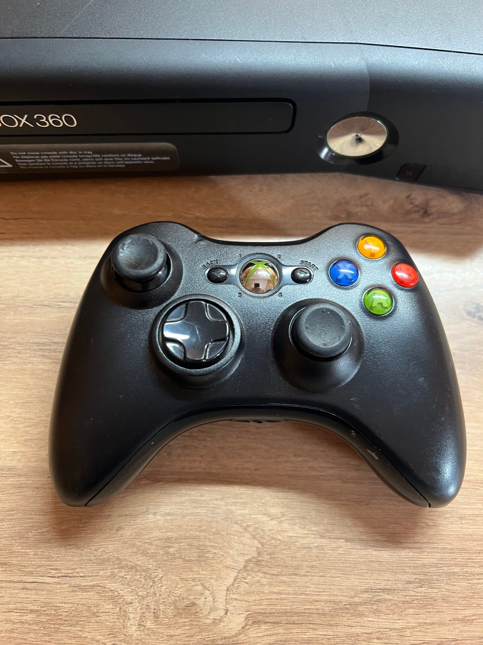 Xbox 360 SLIM – 4Go – Avec Câbles - avec cables et manette - – Image 3