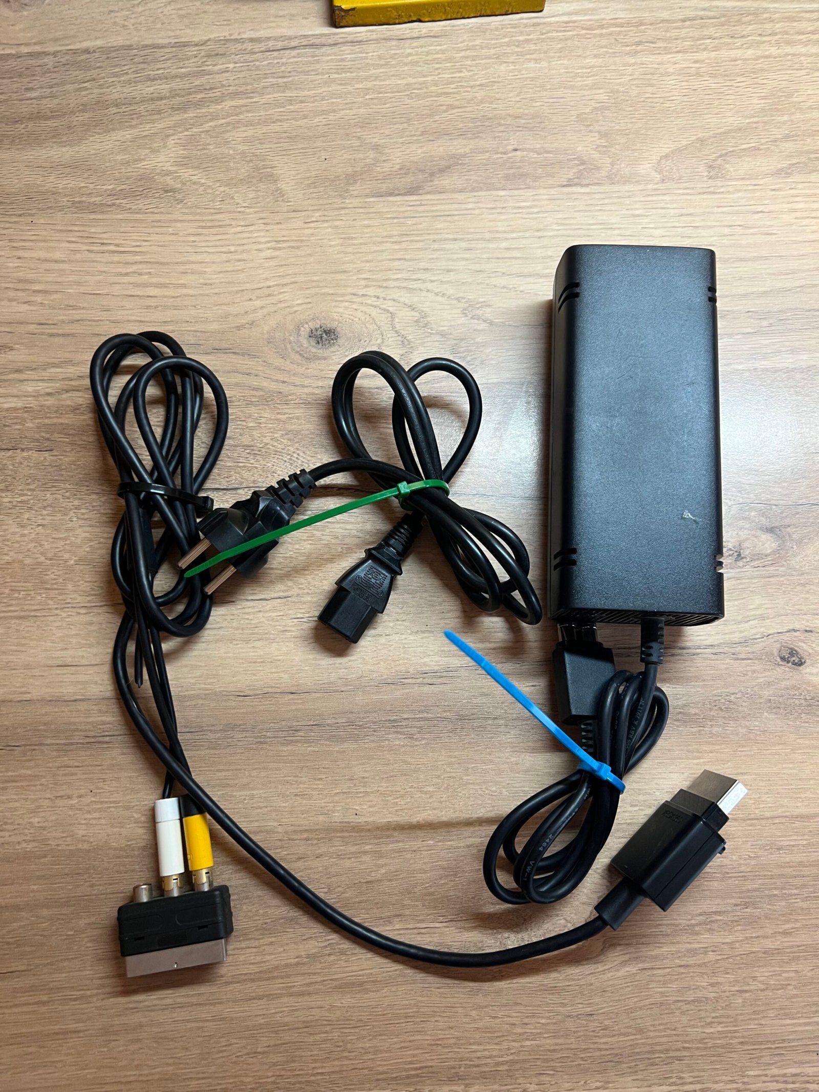 Xbox 360 SLIM – 4Go – Avec Câbles - avec cables et manette - – Image 9