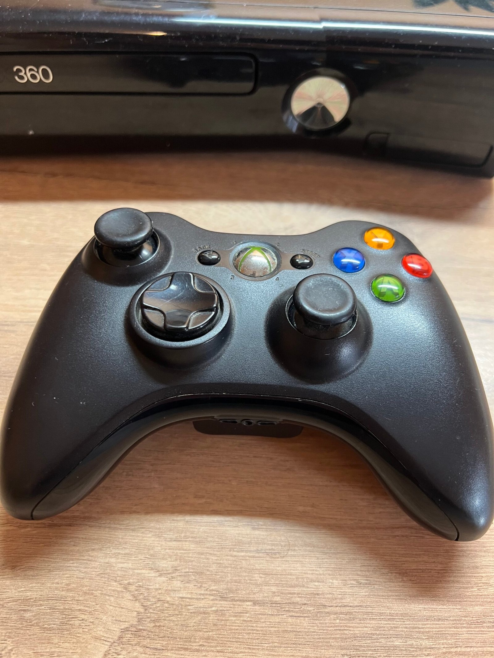 Xbox 360 SLIM – 4Go – Avec Câbles - avec cables et manette - – Image 2