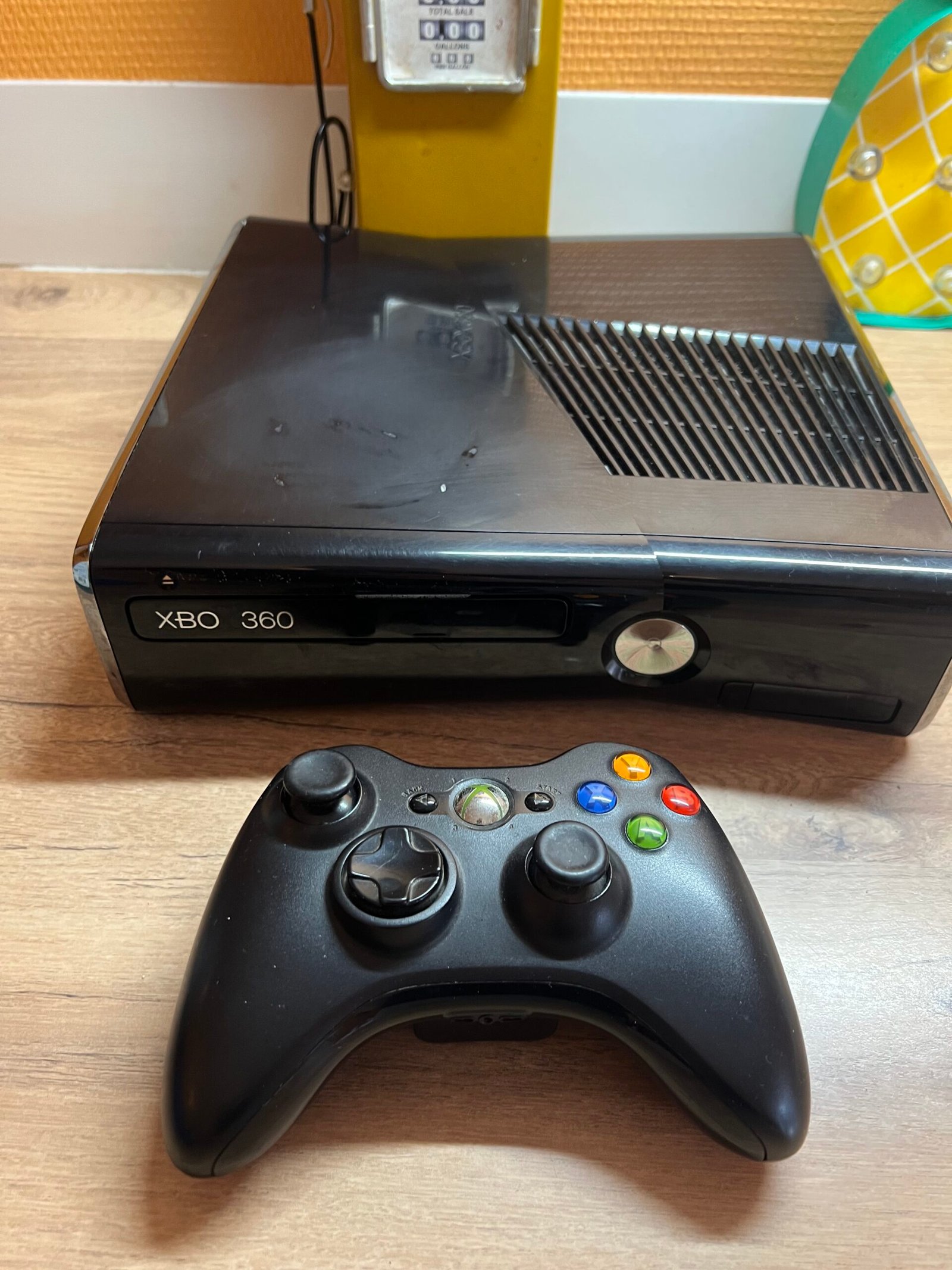 Xbox 360 SLIM – 4Go – Avec Câbles - avec cables et manette -